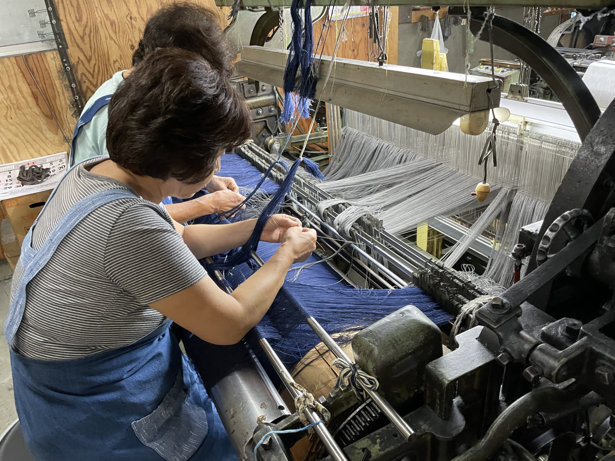 シャトル織機の綜絖通し | 生地・藍染の通販 有限会社番匠
